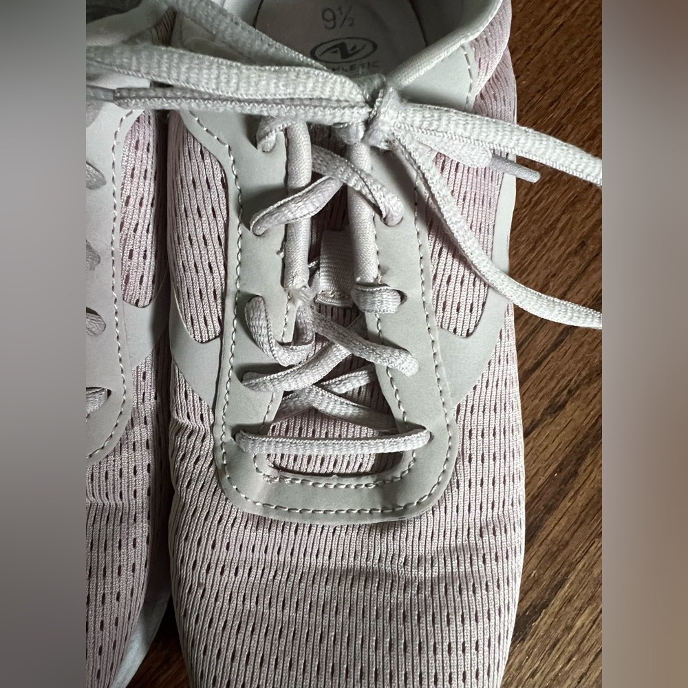 Light mauve tennis shoes 9.5 - Picture 4 of 6